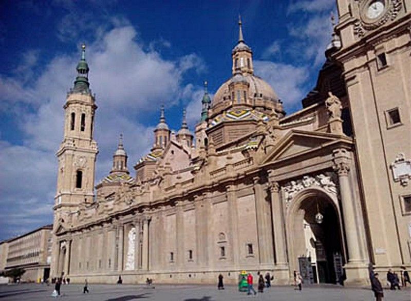 Dos Torres Pilar Suites- Balcones Con Vistas A La Ciudad Zaragoza Bagian luar foto
