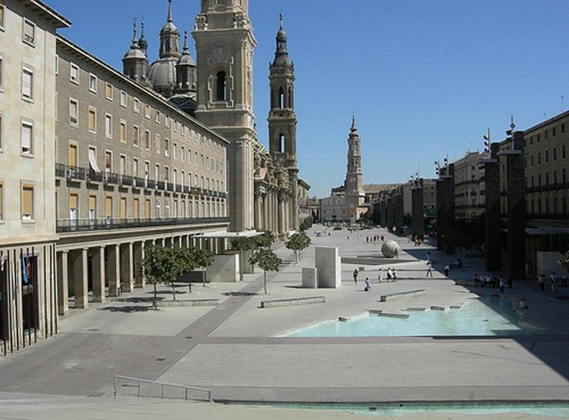Dos Torres Pilar Suites- Balcones Con Vistas A La Ciudad Zaragoza Bagian luar foto